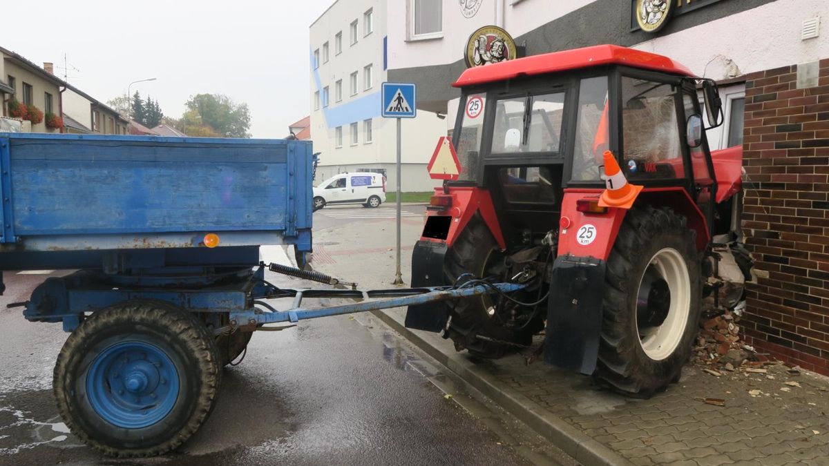 Obrazem: Nezajištěný traktor se vydal na výlet. Zastavil se až v hotelu